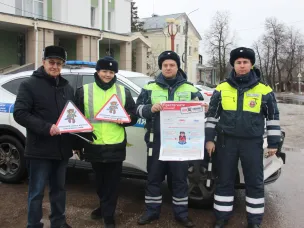 Балахнинские госавтоинспекторы и общественники провели информационно-пропагандистское мероприятие «Пристегни себя и ребенка»