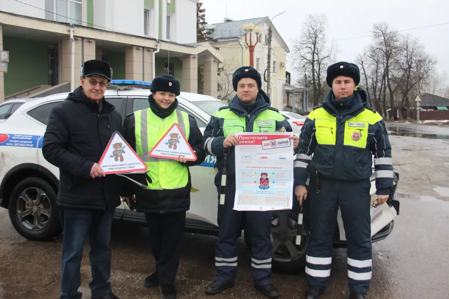 Балахнинские госавтоинспекторы и общественники провели информационно-пропагандистское мероприятие «Пристегни себя и ребенка»