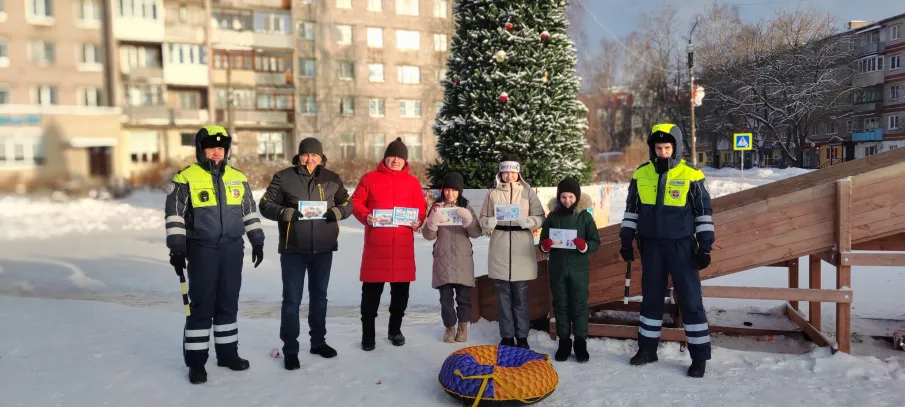 Сотрудники Госавтоинспекции совместно с представителями объединений "Родительский патруль" провели акцию «Безопасная горка»
