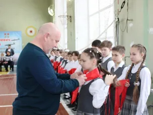 Андрей Дранишников поздравил учащихся школы 20 с посвящением в пионеры