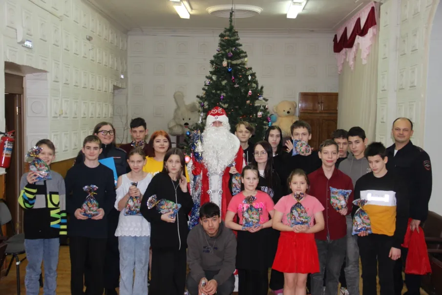 Балахнинские полицейские поздравили воспитанников детского дома с наступающим Новым годом.