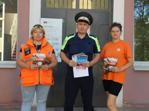 Балахнинские госавтоинспекторы и волонтеры провели информационно- пропагандистскую акцию «Международный день ПДД». 