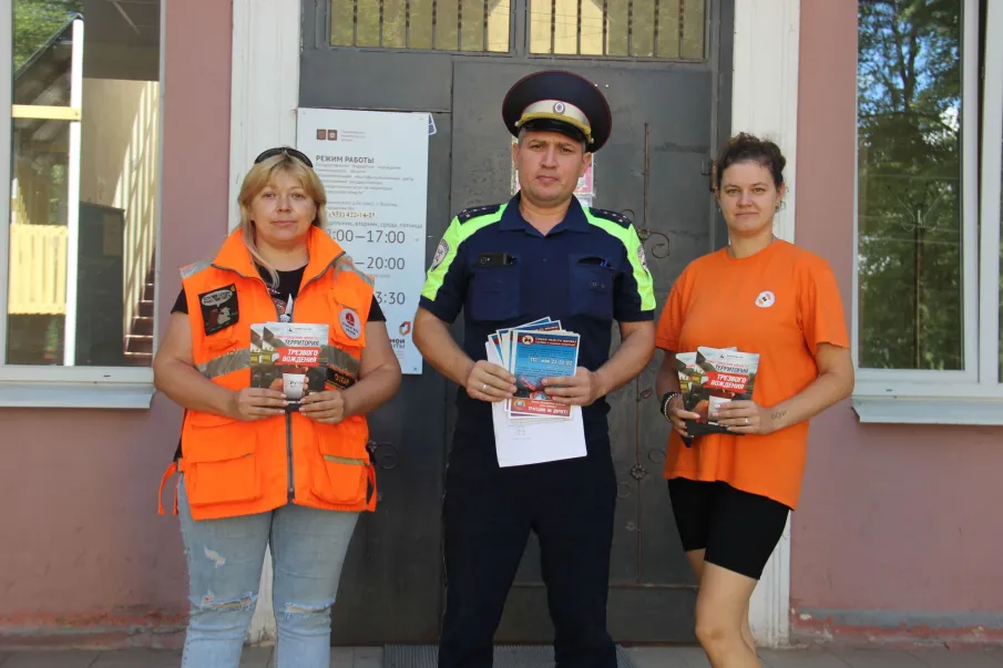Балахнинские госавтоинспекторы и волонтеры провели информационно- пропагандистскую акцию «Международный день ПДД». 