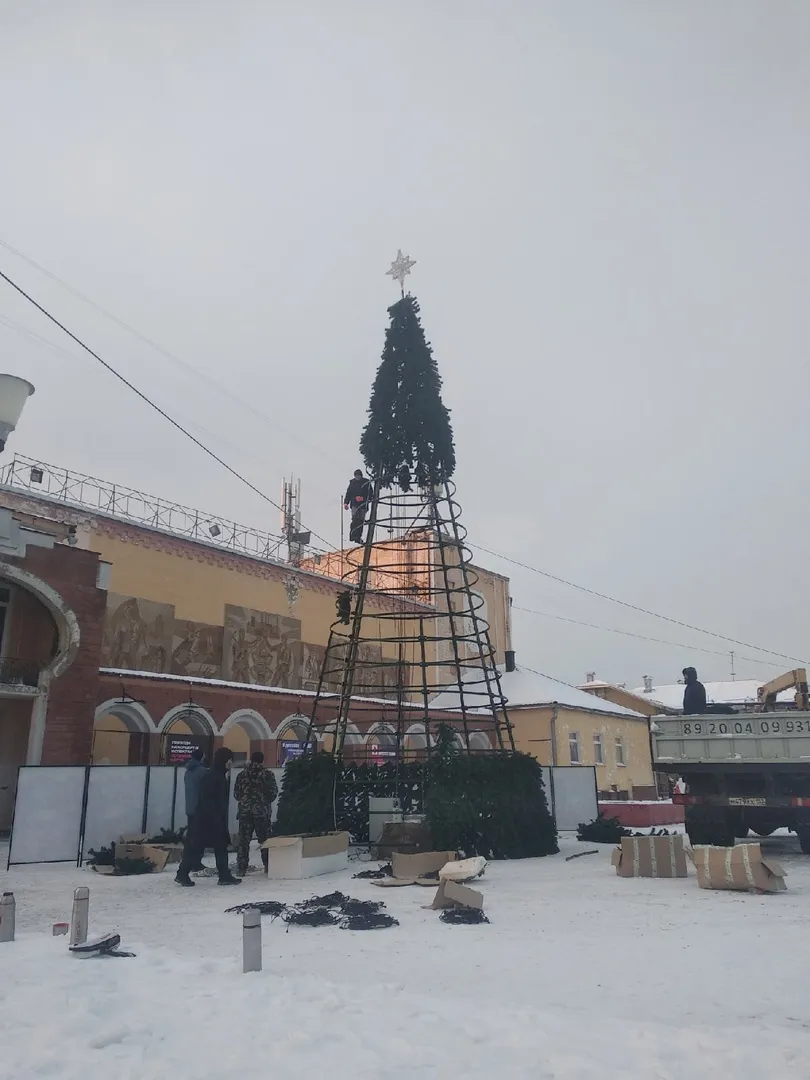 Новогоднюю ёлку начали устанавливать в Балахне