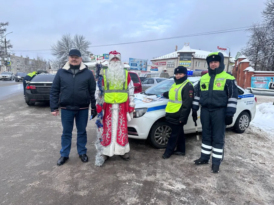 Балахнинские госавтоинспекторы и общественники провели акцию «Полицейский Дед Мороз». 