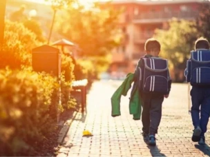 Ежедневно мы являемся участниками дорожного движения, выступая в качестве пешехода, пассажира или водителя. Быть пешеходом – это очень ответственно!