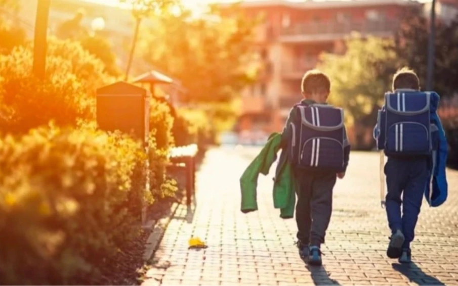 Ежедневно мы являемся участниками дорожного движения, выступая в качестве пешехода, пассажира или водителя. Быть пешеходом – это очень ответственно!