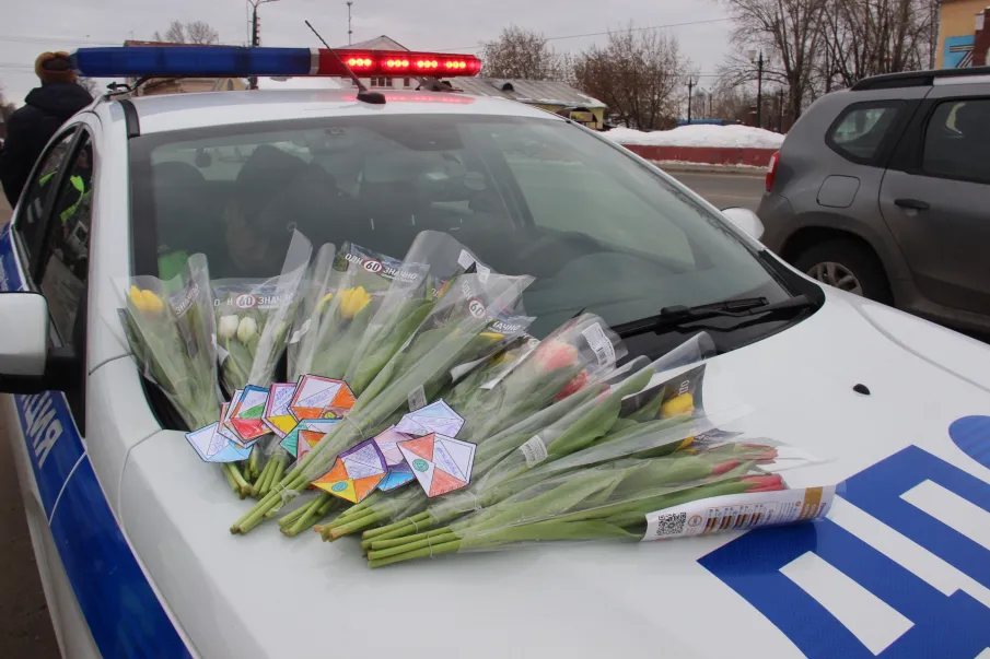 Балахнинские госавтоинспекторы и общественники провели акцию «Цветы для автоледи»