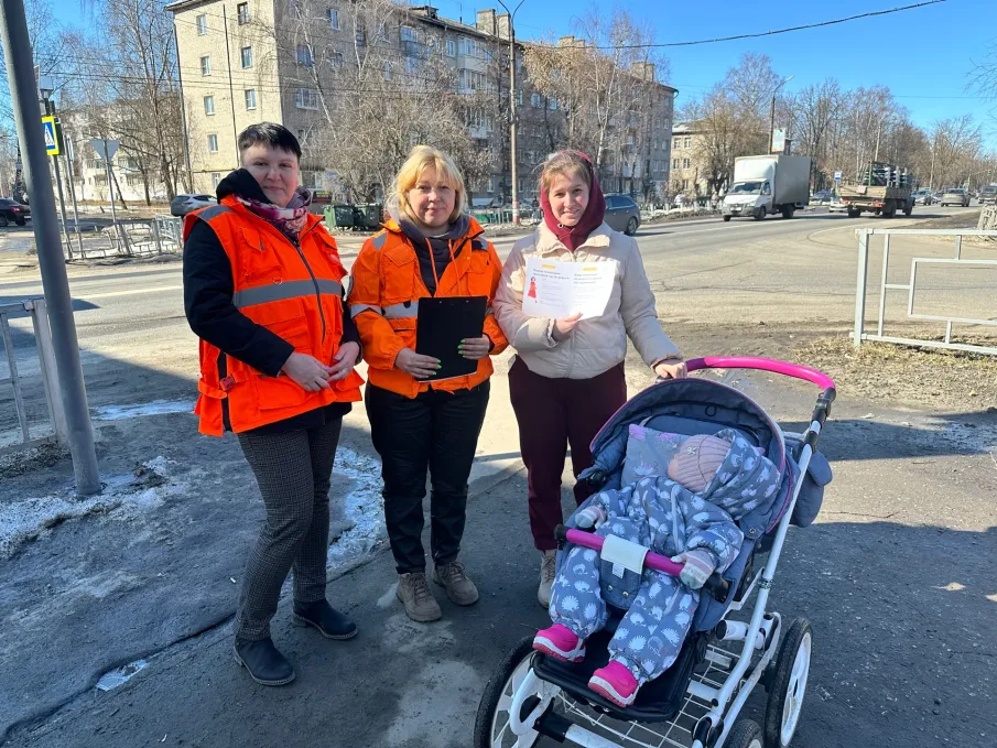 26.03.24 и 27.03.24 года в рамках проведения информационно-пропагандистского мероприятия «Весна идет-весне дорогу!», направленное на снижение уровня дорожно- транспортных происшествий с участием пешеходов, сотрудники Госавтоинспекции Балахнинского муниципального округа совместно с Молодежной палатой при Совете депутатов Балахнинского муниципального округа и ПСО «Волонтер-Балахна» провели профилактические акции «Перехожу дорогу правильно!».