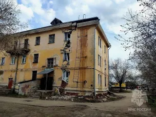 Аварийное проседание правого крыла трехэтажного многоквартирного дома на улице Энгельса, 54