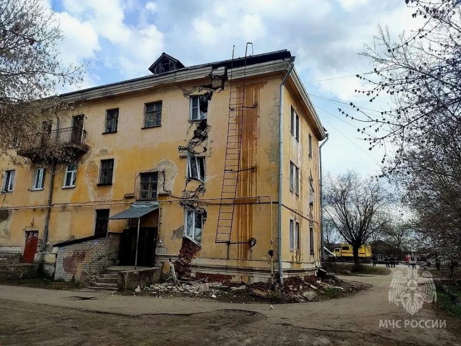 Аварийное проседание правого крыла трехэтажного многоквартирного дома на улице Энгельса, 54
