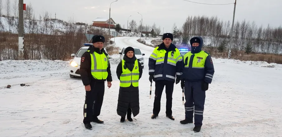 Автоинспекторы Балахнинского муниципального округа совместно с Ространснадзором и ОГИБДД МО МВД России "Городецкий" провели сплошную проверку автобусов на 311 км автодороги "Шопша-Иваново-Н.Новгород".