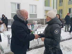 Андрей Дранишников вручил ключи от квартир 16 балахнинским семьям и троим детям-сиротам