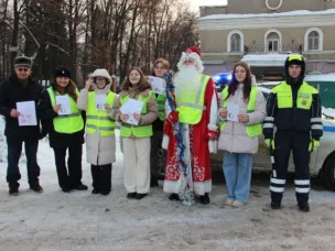 Балахнинские госавтоинспекторы и общественники присоединились к акции «Полицейский Дед Мороз»