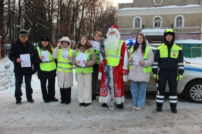 Балахнинские госавтоинспекторы и общественники присоединились к акции «Полицейский Дед Мороз»