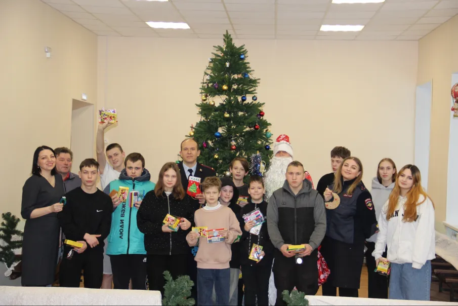 Балахнинские полицейские и общественники  поздравили воспитанников подшефного детского дома 